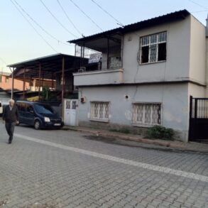 YEŞİLEVLER MAHALLESİ ÖZGÜR CADDESİ ÜZERİNDE SATILIK MÜSTAKİL EV